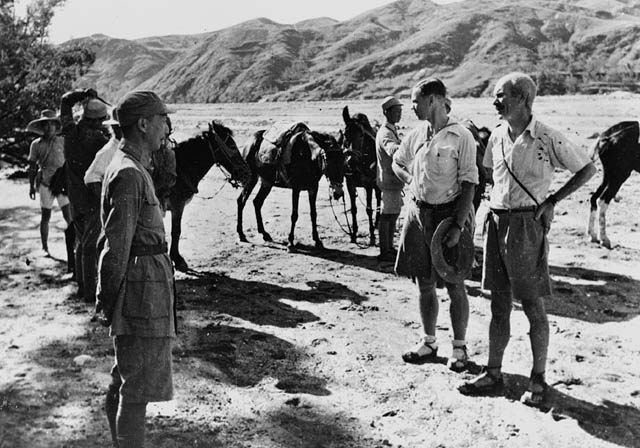 1938 年白求恩在晋察冀与八路军战士在河滩