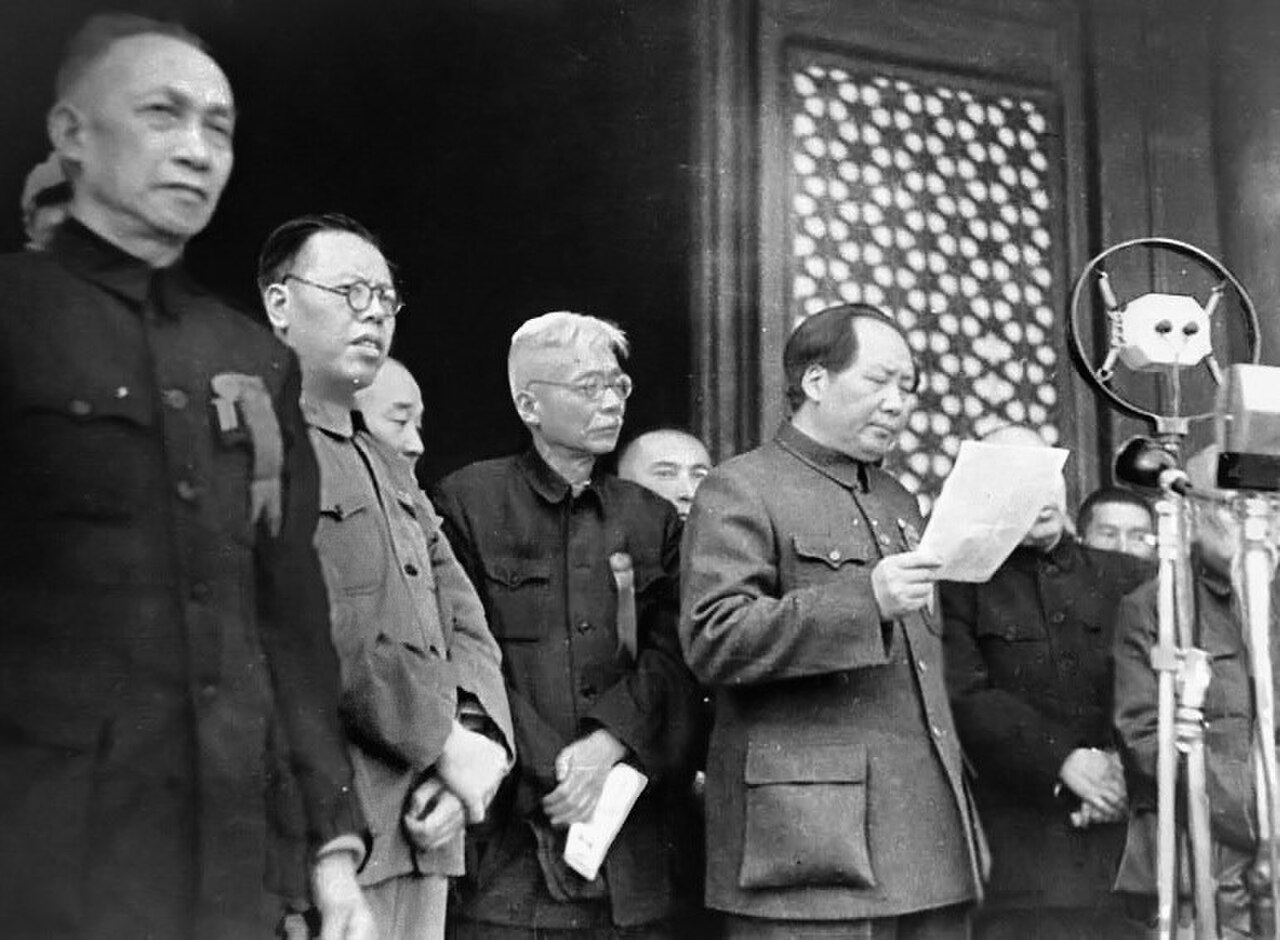 1949 年 10 月 1 日，毛泽东在天安门城楼宣告中华人民共和国中央人民政府成立（历史资料图）
