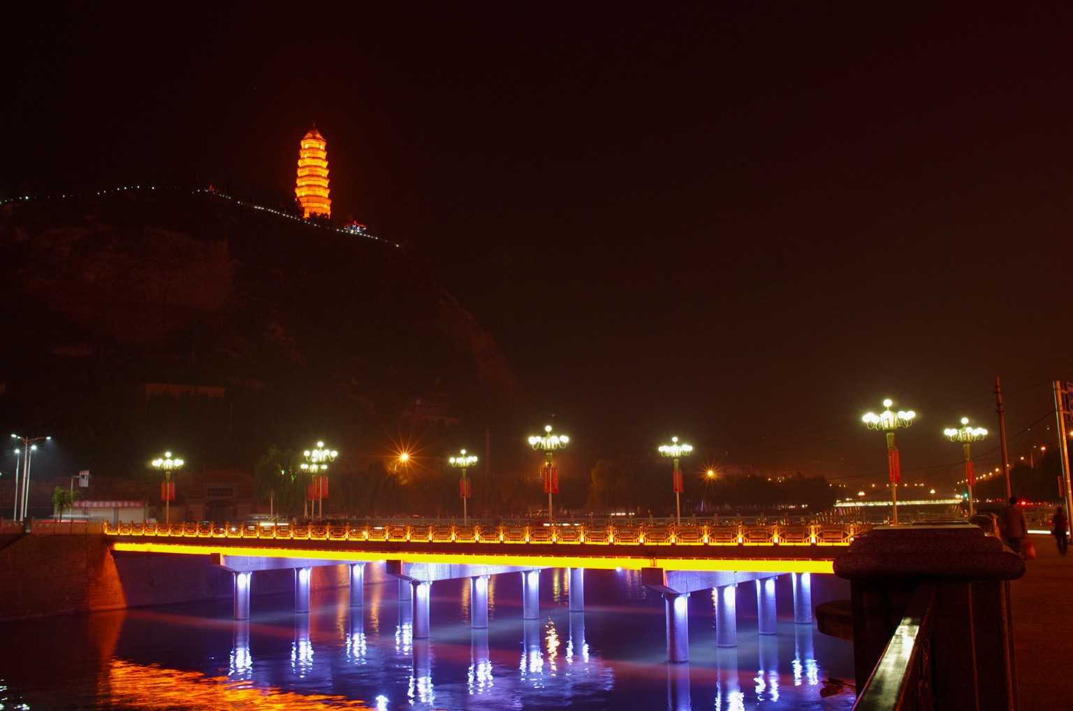 延安宝塔山与延河夜景