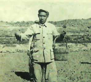 1960 年代初谷文昌在东山县坑北村田间播种