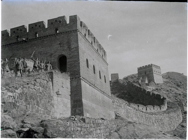 1937年秋，八路军战士在河北涞源插箭岭长城上（历史照片）