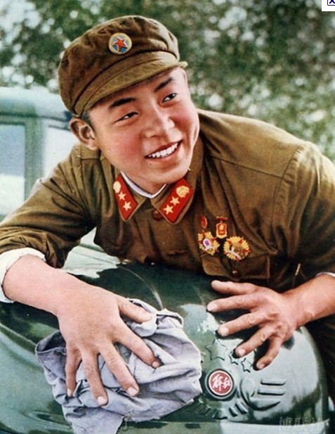 雷锋在擦解放牌卡车（1960 年代彩色照片）