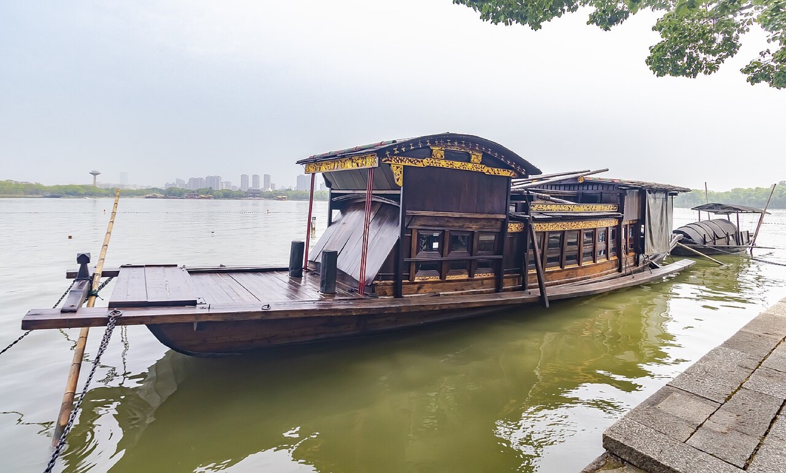 嘉兴南湖红船（左前方视角）实景