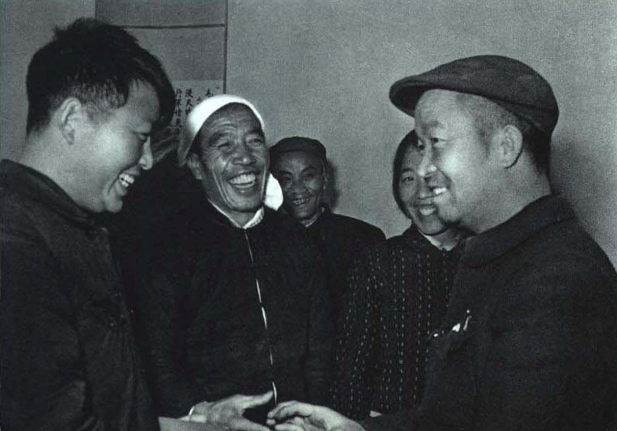 1965 年王进喜与全国劳模周明山、陈永贵在一起