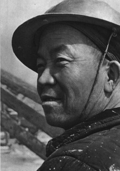 1966 年大庆石油会战中的王进喜，戴前进帽的半身照