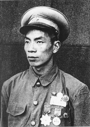 杨根思胸戴军功章正面照（朝鲜战场拍摄）