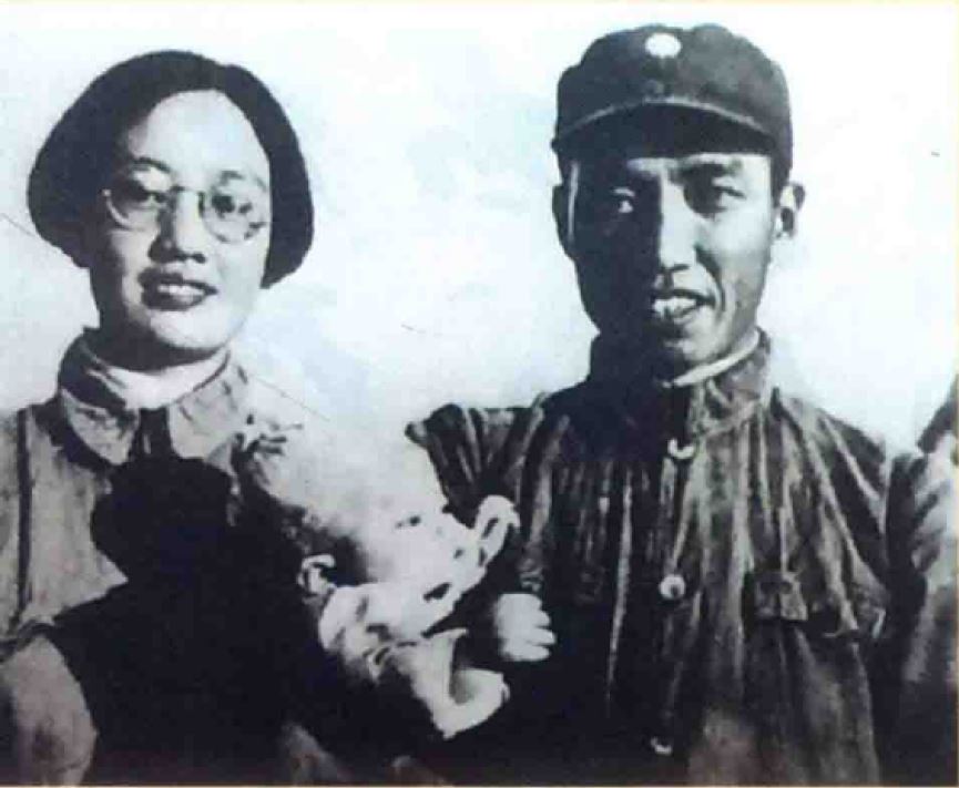 左权与妻子刘志兰、女儿左太北合影